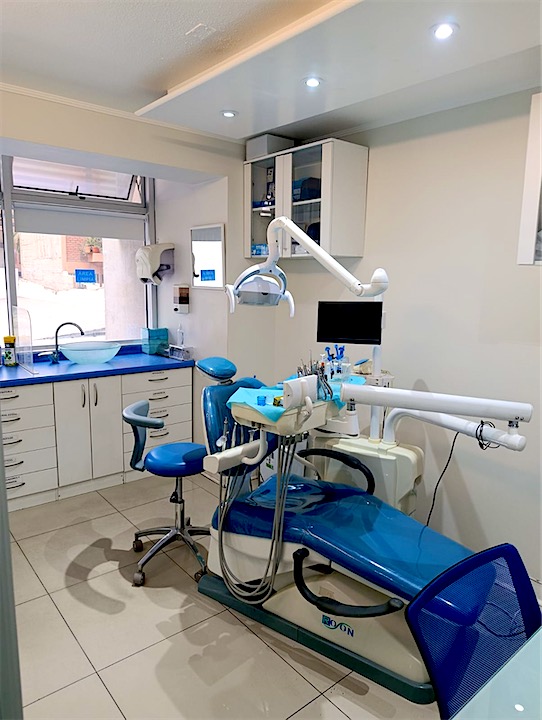 Box de atención con sillón dental y lavamanos